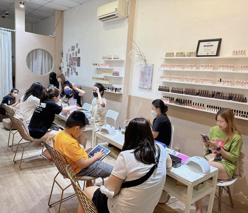 PONY Nails cung cấp đầy đủ các kiến thức cần thiết và chuyên sâu, giúp bạn nắm được chắc chắn các kỹ thuật để vững bước trên con đường đam mê của mình