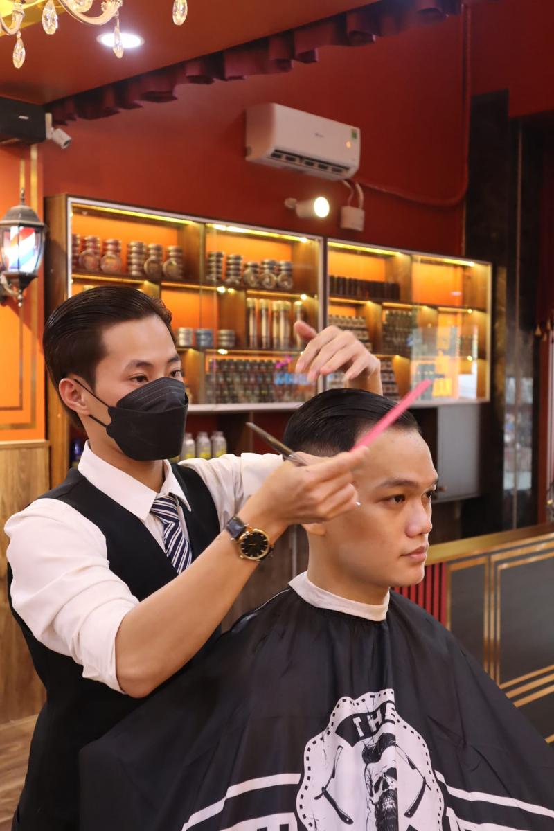Nhận dịch vụ hớt tóc nam tại Thủ Đức để đảm bảo cho kiểu tóc luôn được bảo vệ và giữ gìn một cách tốt nhất.