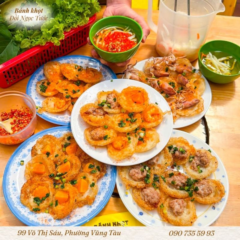Đa dạng topping từ tôm, mực, thịt và trứng muối