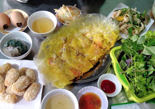 Bánh xèo tại quán ăn vặt Hằng Nga