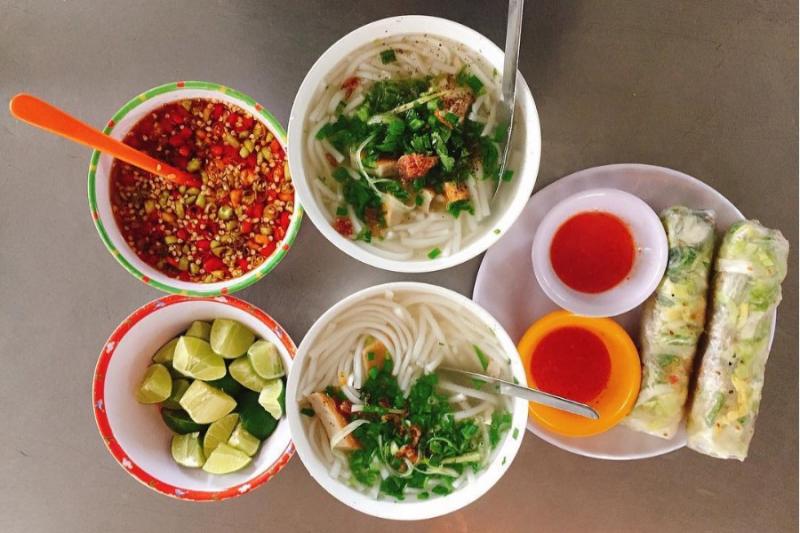 Quán bánh canh đêm chợ Đà Lạt