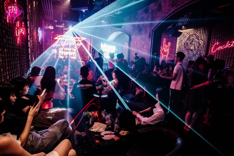 QUÁN BAR Ở TỪ SƠN VỚI KHÔNG GIAN SÔI ĐỘNG ÂM NHẠC CUỐN HÚT
