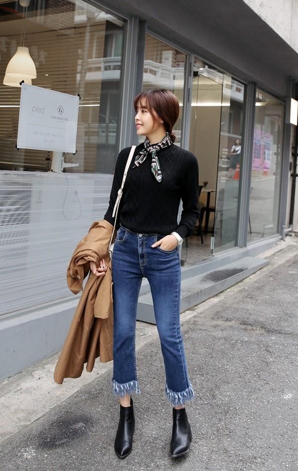 Quần jeans với áo len ngắn