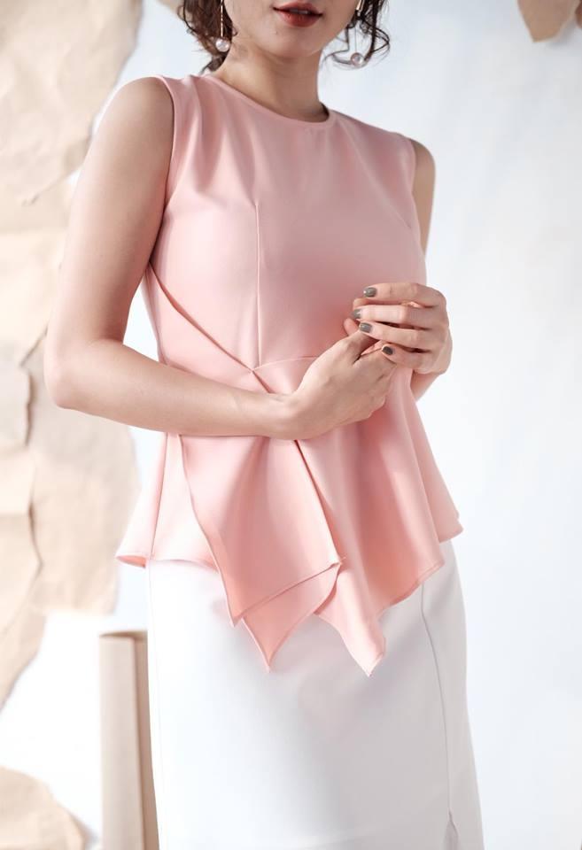 Áo thiết kế cách điệu cùng gam màu hồng - trắng mang đến cho nàng vẻ dịu dàng đáng yêu