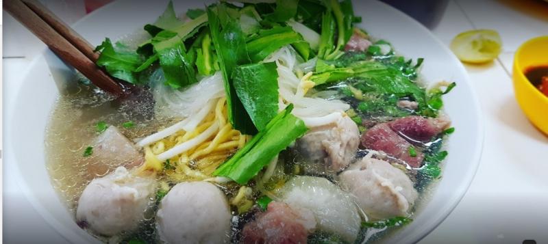Crispy yet tender meatballs combined with flavorful broth, a delightful hủ tiếu that captures hearts