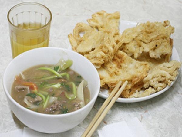 Quán Phở Chiên Giòn Khâm Thiên là một trong những quán ăn sinh viên ngon rẻ