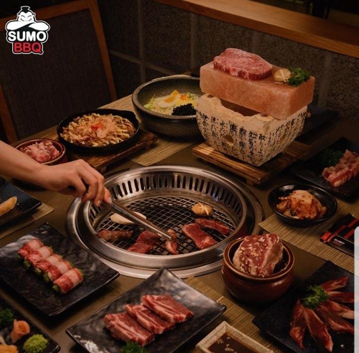 Một bữa ăn buffet tại Sumo BBQ thường bao gồm: các loại panchan, salad, các món ăn chơi, các món nướng BBQ,canh hoặc lẩu và cuối cùng là đồ tráng miệng thay đổi theo mùa