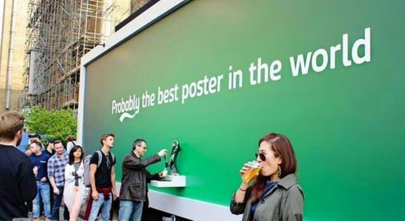 Khách hàng được thưởng thức bia tươi ngay tại biển quảng cáo của Carlsberg