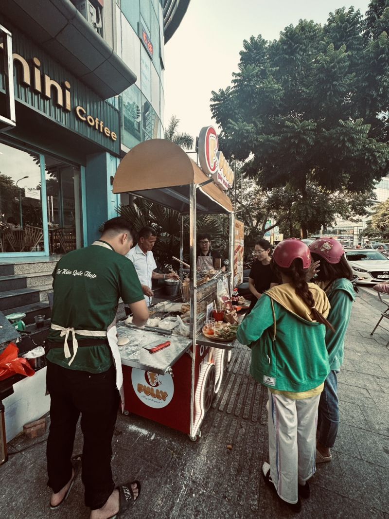 Quẩy được làm có vị hơi ngọt nhẹ, có vừng thơm bên trong, vỏ bên ngoài giòn tan, bên trong miếng quẩy rất mềm, thơm nhẹ mùi bột và hoàn toàn không bị ngấy dầu mỡ