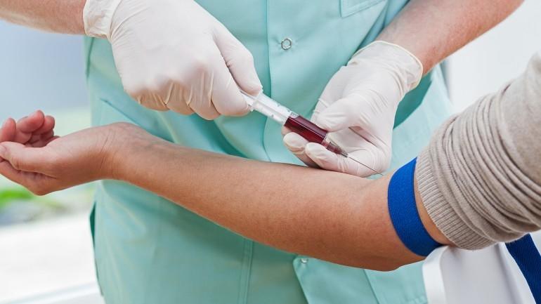 Xét nghiệm máu là một trong những xét nghiệm cần thiết để xác định tình trạng hiếm muộn.