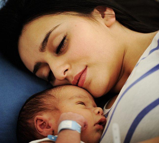 Nhân viên hộ sinh sẽ nhanh chóng bế bé đến để mẹ hoặc ba ôm bé vào lòng.