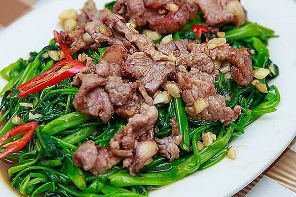 Rau muống xào thịt bò