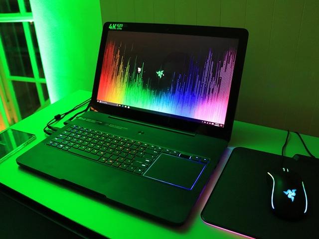 Trái ngược hoàn toàn với những mẫu gaming laptop cồng kềnh, Razer Blade Pro được ví như một nàng công chúa kiêu sa, với vẻ đẹp thanh mảnh cùng lớp “áo váy” màu đen thiết kế theo phong cách nhôm xước đã trở thành thương hiệu.