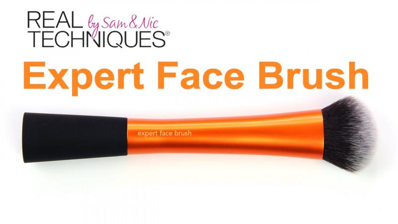 Real techniques expert face brush là cây cọ tuyệt vời để đánh kem nền, phấn phủ.