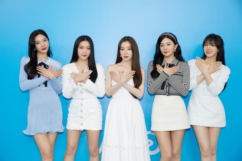 Red Velvet  là một nhóm nhạc nữ Hàn Quốc được thành lập và quản lý bởi công ty SM Entertainment.