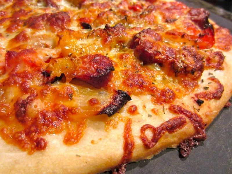 Bánh pizza bò hạnh phúc – gồm có cà chua, phô mai mozzarella, ớt chuông, bí xanh, cà tím