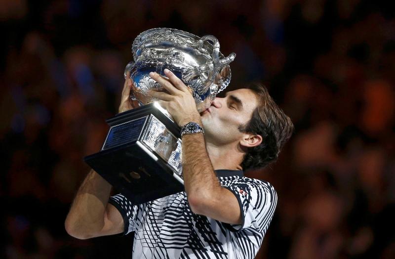 Federer nâng cao chiếc cup vô địch