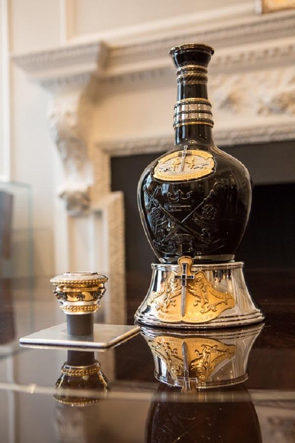 Royal Salute Tribute To Honor - giá 200.000 USD