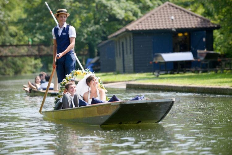 Bạn đồng hành sẽ hỗ trợ tối đa cho cô dâu chú rể (Ảnh minh họa: Scudamore’s Punting Cambridge@Flickr)