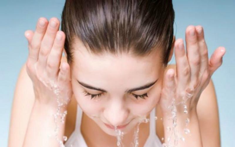 Vục nước rửa mặt giúp lấy sạch cạn bã bụi bẩn và bổ sung lượng ẩm cho mắt