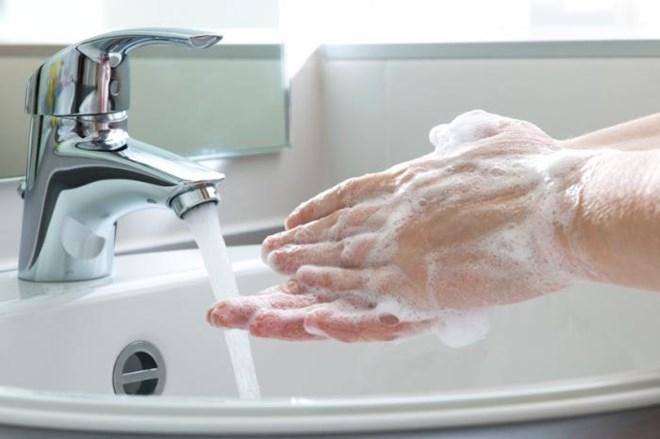Vi khuẩn trên tay dễ xâm nhập và gây các vấn đề về da