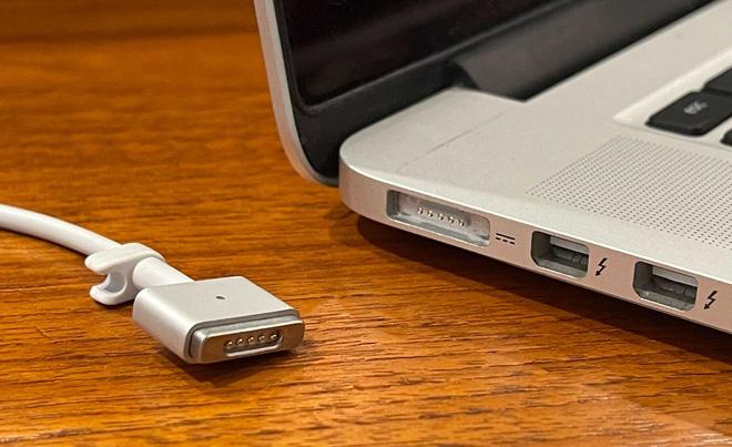 Sạc iPhone thông qua cổng USB của Macbook