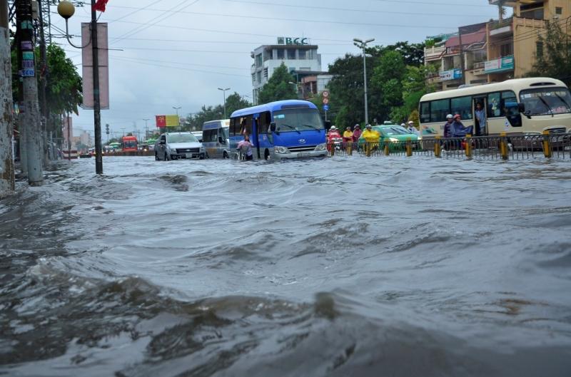 Mưa lớn cản trở giao thông nhất là ở những vị tí thấp, nước khó rút.