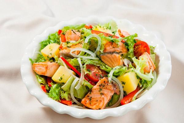 Salad cá hồi sốt mè rang kiểu Nhật