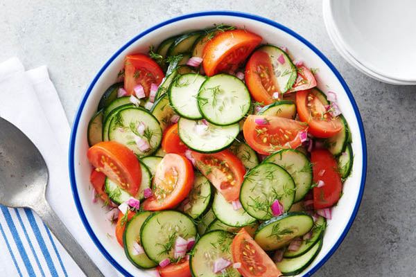 Salad dưa chuột, cà chua và hành tây