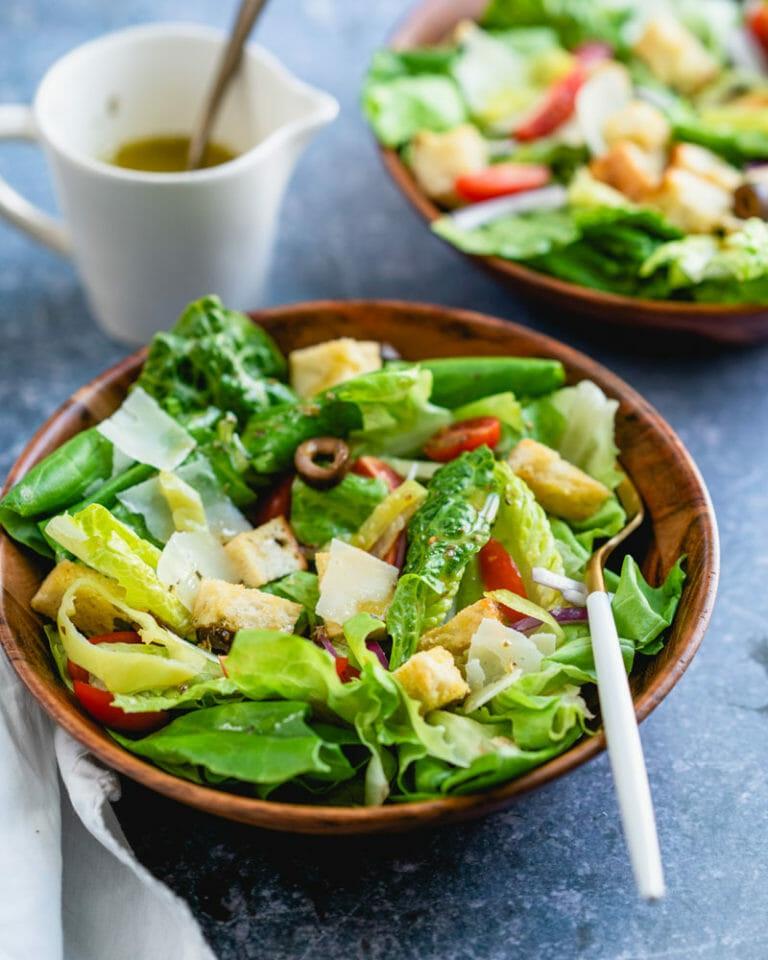 Salad kiểu Ý có thể bỏ thêm trứng gà để làm bữa chính