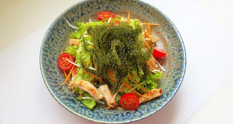 Salad rong nho gà nướng