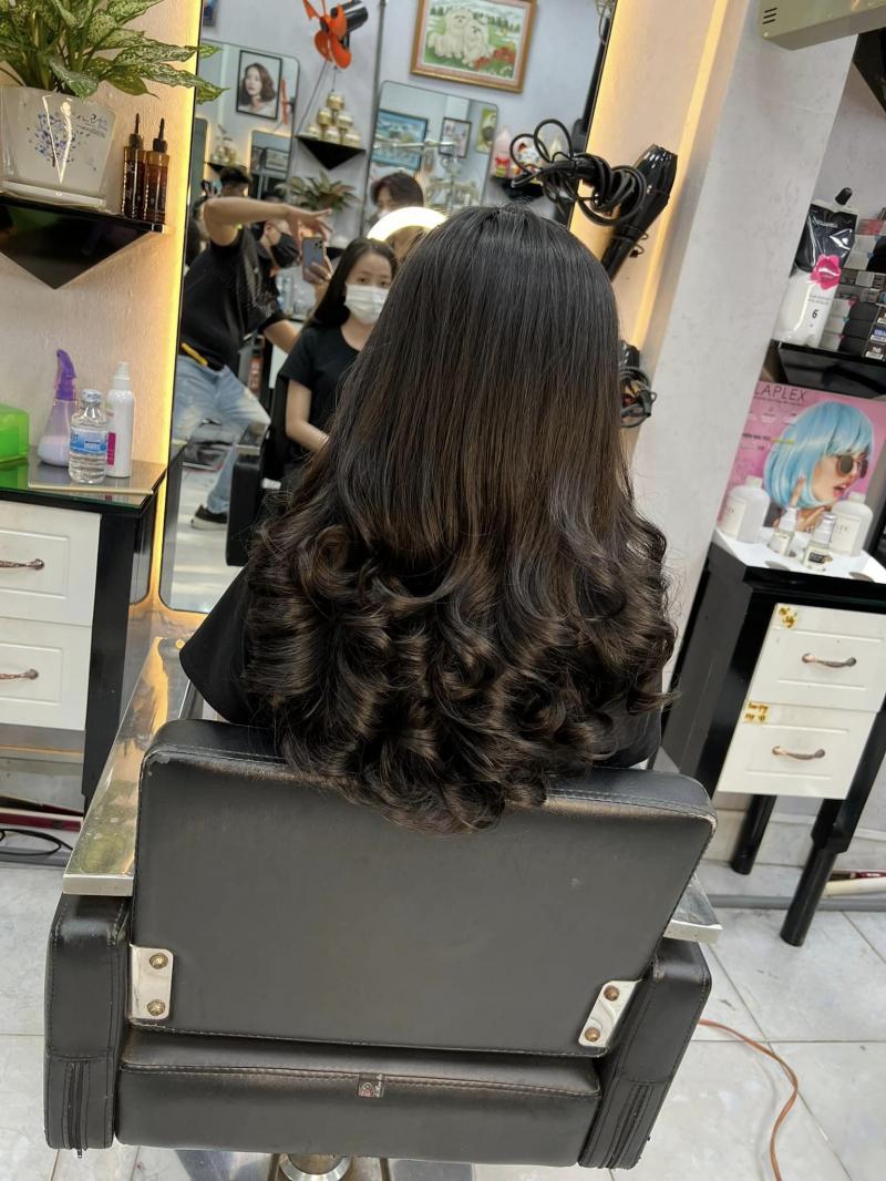 Salon Dũng Sài Gòn chỉ sử dụng những sản phẩm chăm sóc tóc chuyên nghiệp nên bạn hoàn toàn yên tâm khi đến với nơi này