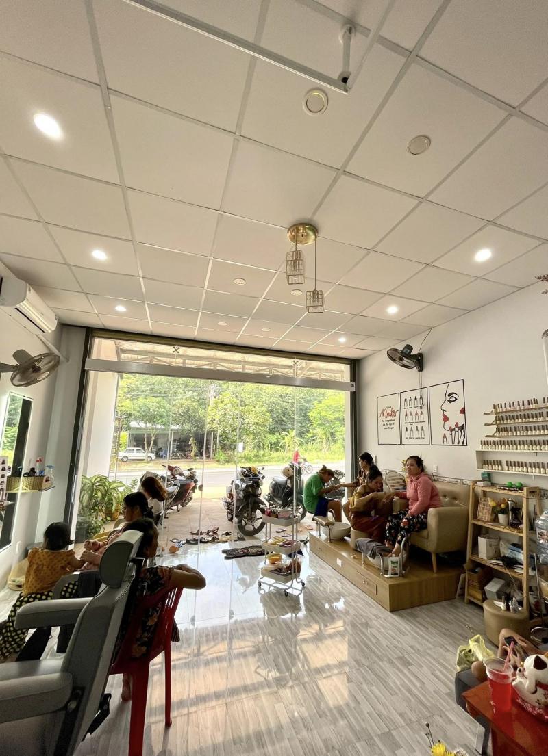 Salon Hồng Quyền