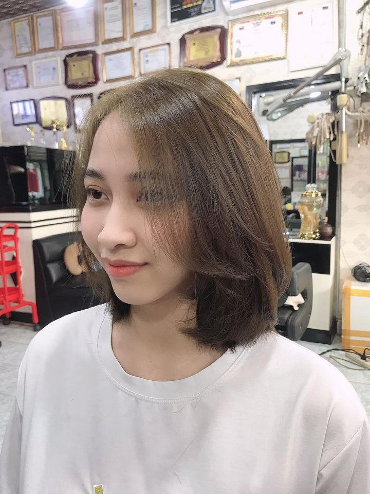 Salon Tóc Chí Dũng là một địa chỉ không thể bỏ lỡ đối với những ai yêu thích điều mới lạ và đẳng cấp trong kiểu tóc. Ảnh liên quan sẽ giới thiệu đến bạn một không gian vừa sang trọng, vừa ấm cúng cùng với các dịch vụ tuyệt vời từ đội ngũ chuyên gia.