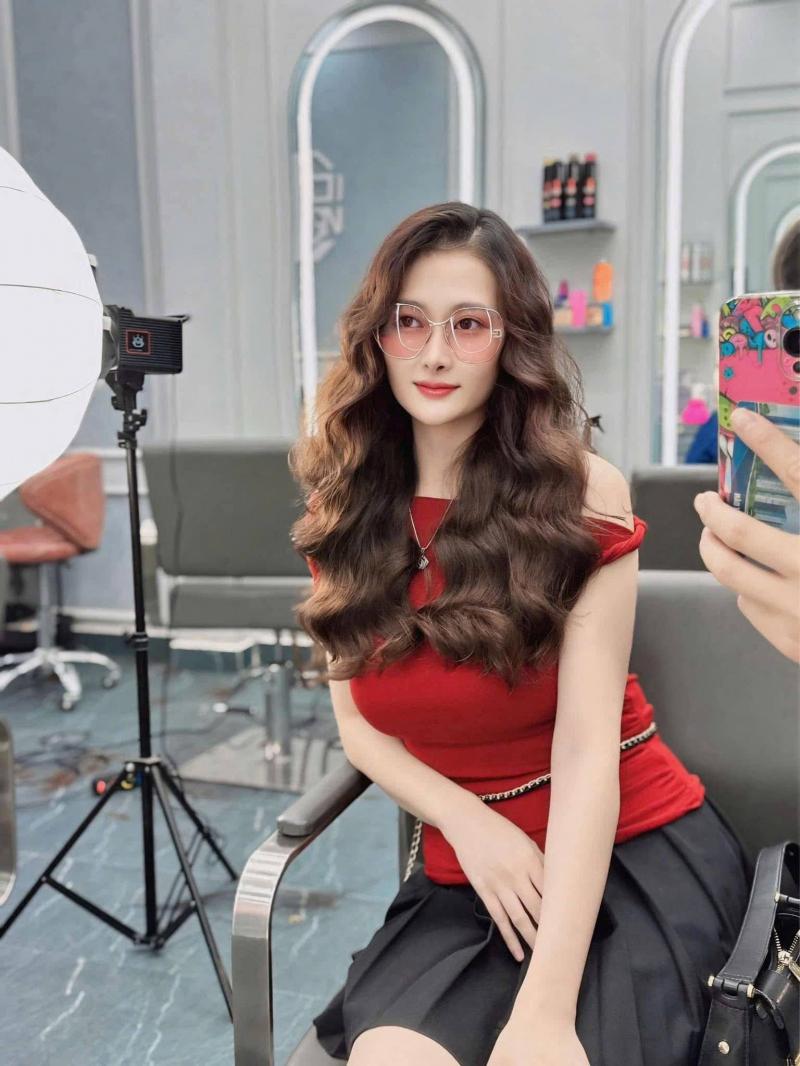 Salon Quyền Linh
