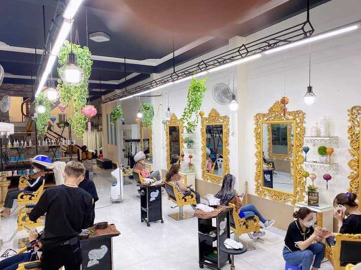 SaLon Tóc Đức Sài Gòn rộng rãi, sạch sẽ và được trang trí rất đẹp.