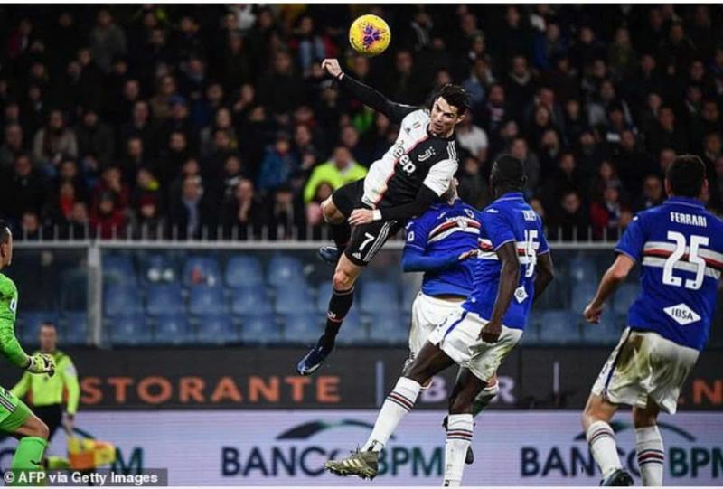 Ronaldo bật nhảy cao tới 2,56m đánh đầu tung lưới Sampdoria