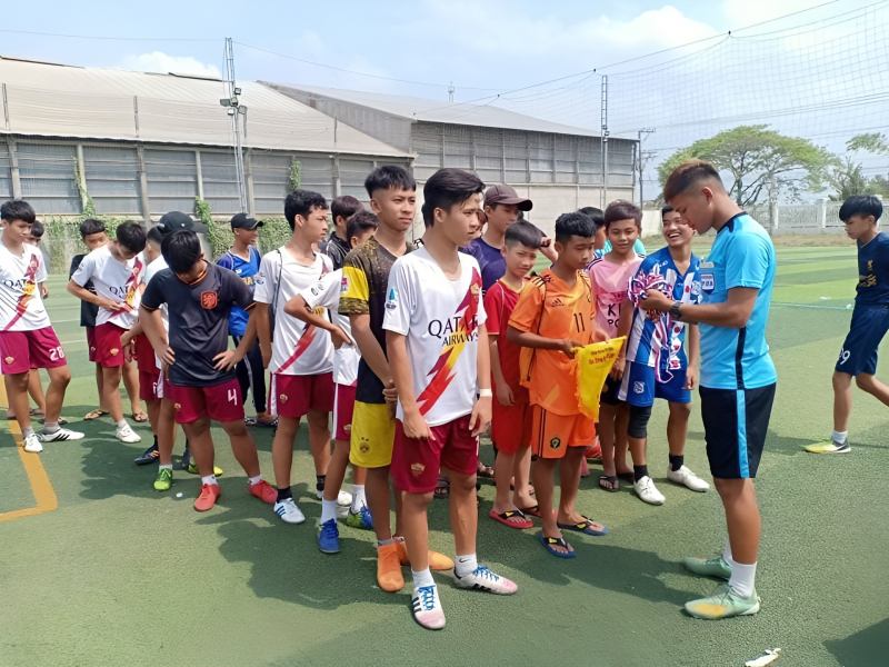 Một giải đấu nhỏ dành cho lứa U13 tại sân bóng Bền Linh
