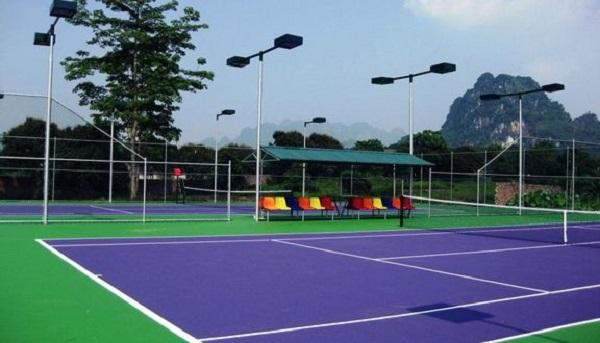 Sân chơi tennis ở doanh trại quân đội