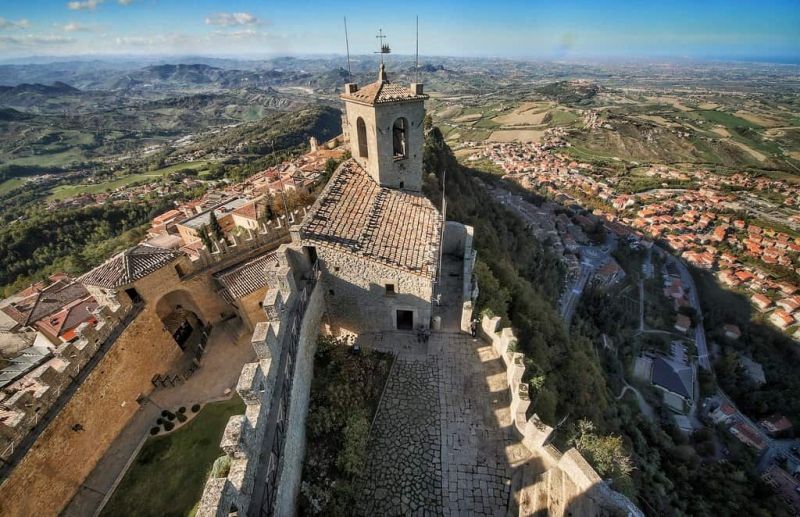 San Marino là một quốc gia không giáp biển, nằm ở phía đông bắc nước Ý