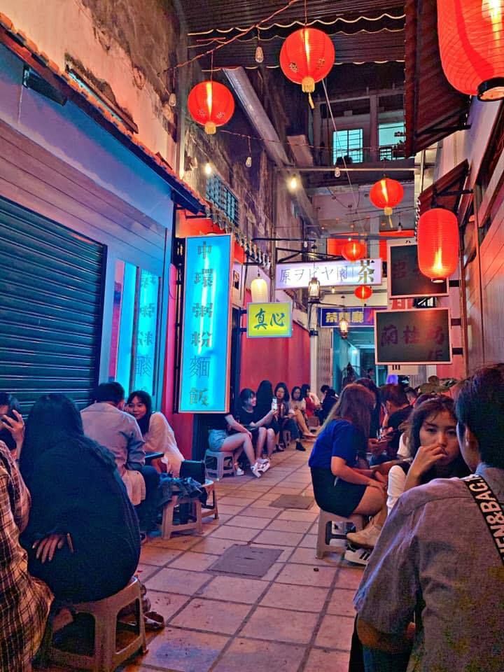 Với biển hiệu tiếng Trung vintage, chiếc đèn lồng đỏ rực rỡ, bàn ghế giản đơn,... ấy vậy mà San Wu San tạo thành một góc HongKong đặc trưng