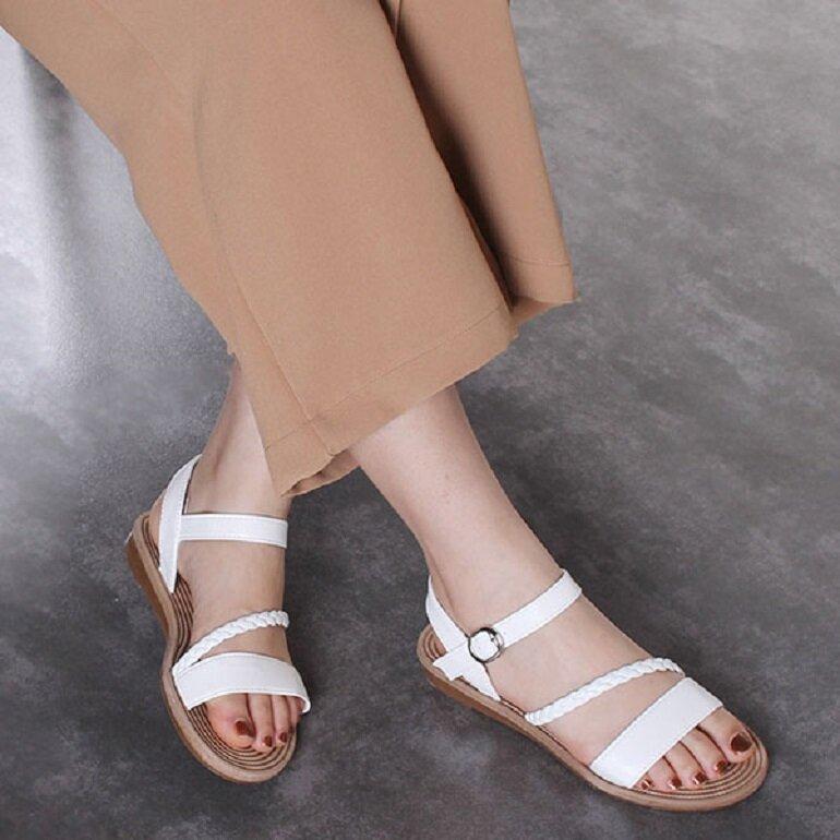 Sandal đế thấp nếu lựa chọn cẩn thận cùng cách phối đồ cũng rất thanh lịch đấy