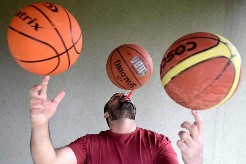 Sandeep Singh Kaila lập kỷ lục thế giới quay bóng rổ trên bàn chải đánh răng trong thời gian dài nhất