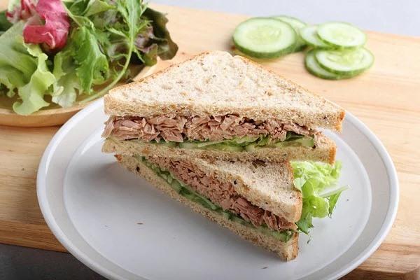 Sandwich cá ngừ