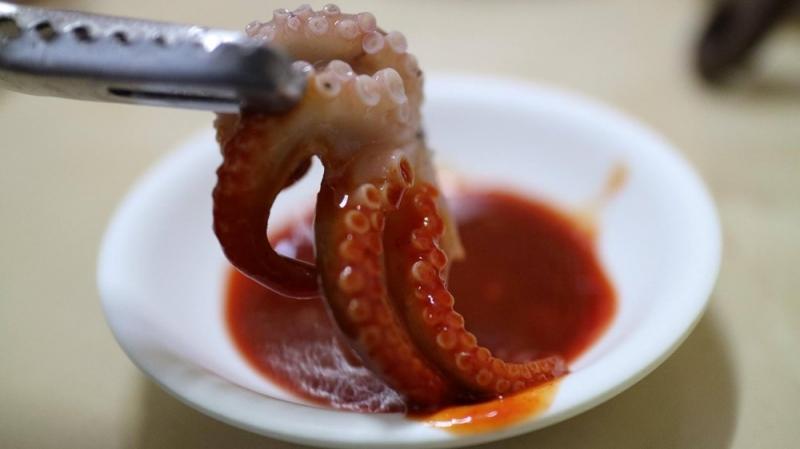 Người Hàn Quốc ăn bạch tuộc sống