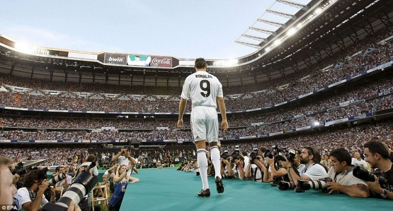 Santiago Bernabeu ngày ra mắt Cristiano Ronaldo