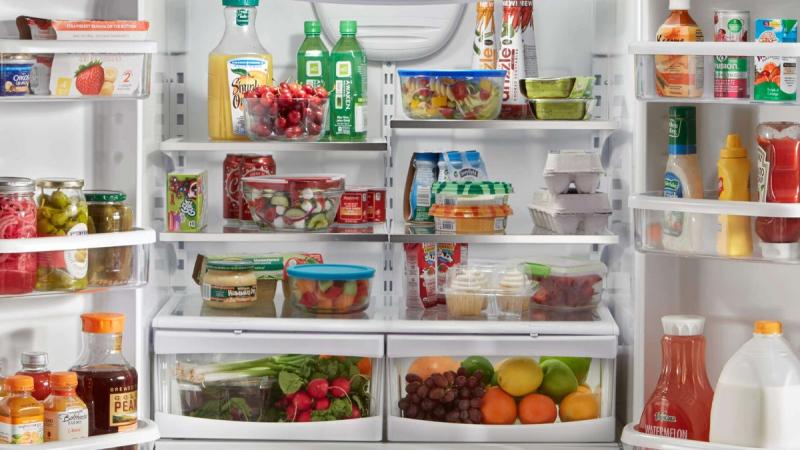 Sắp xếp lại đồ ăn trong tủ lạnh