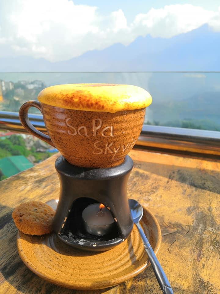 Sapa Sky View có tầm nhìn thoáng đáng, thích hợp để ngồi nhâm nhi một tách cà phê và thả hồn vào thiên nhiên