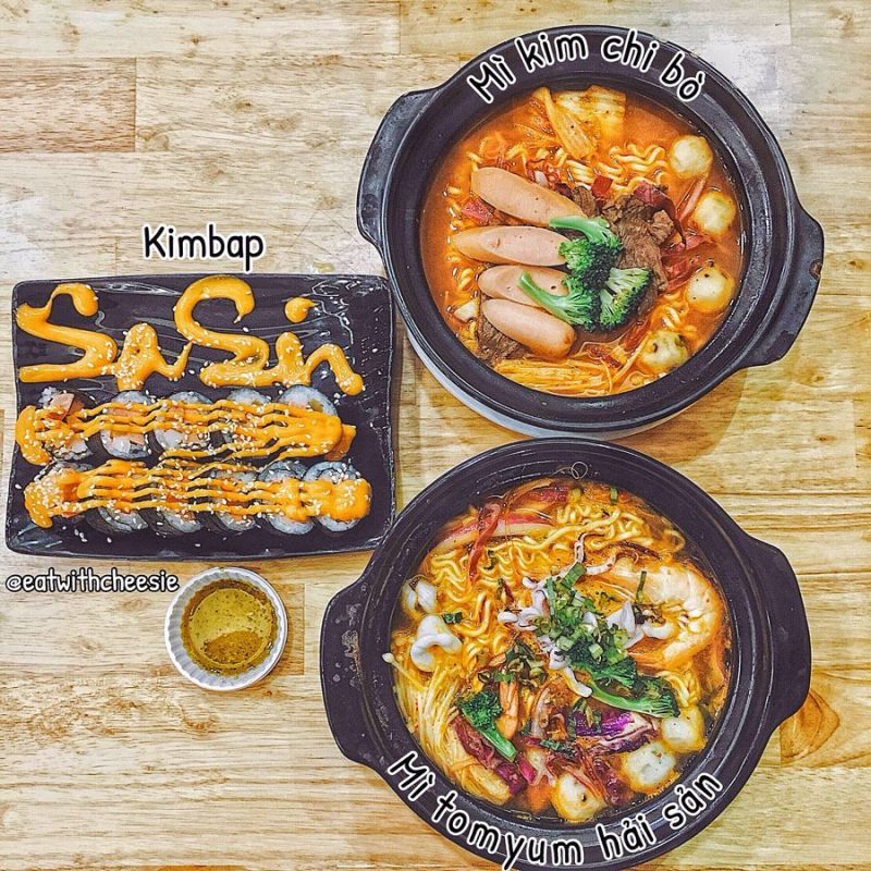 Sasin không chỉ có mì cay nóng hổi đậm đà đầy quyến rũ mà còn rất đa dạng các món ăn mang hương vị Hàn Quốc như cơm trộn, kimpap, lẩu kim chi, bánh gạo tokbokki phô mai