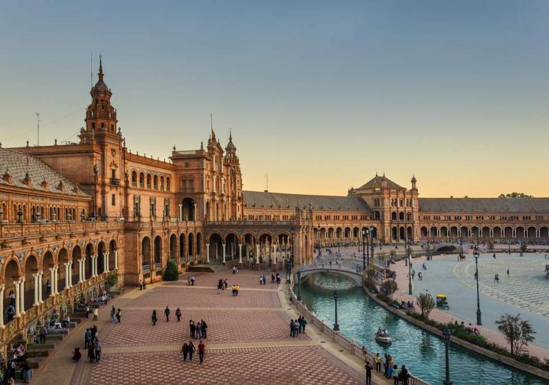 Seville với những cung điện hoàng gia, nhà thờ Gothic cổ nhất, lớn nhất Châu Âu và thế giới.